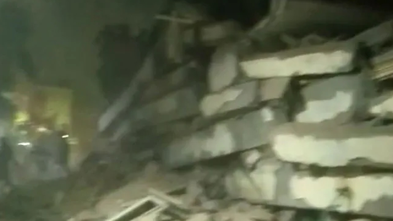 Building Collapse | ల‌క్నోలో కుప్ప‌కూలిన భ‌వ‌నం… శిథిలాల కింద భారీగా జ‌నం