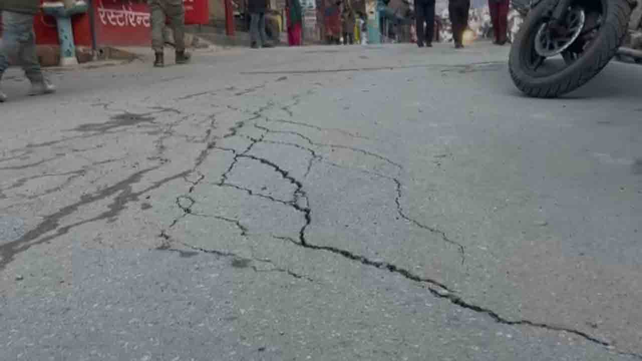 Joshimath sinking | బద్రినాథ్‌ జాతీయ రహదారిపై పగుళ్లు.. రంగంలోకి సీబీఆర్‌ఐ బృందం..!