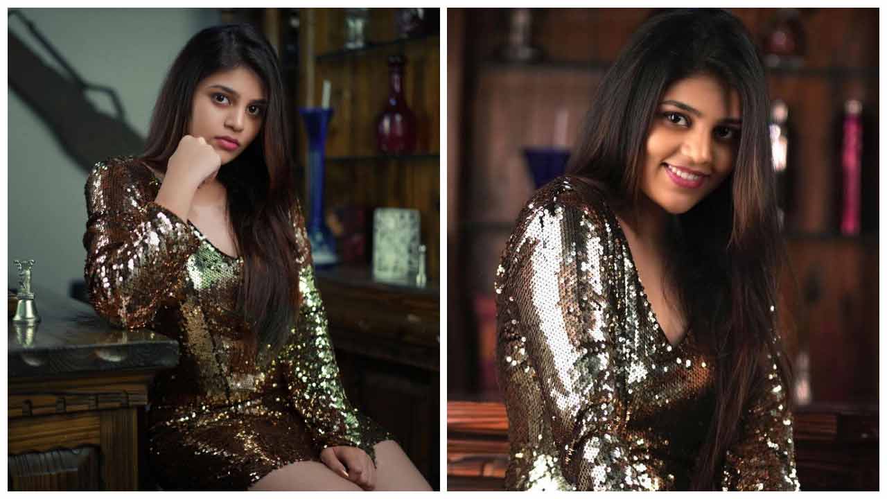 Bandhavi Sridhar | మెరిసే డ్రెస్‌లో కవ్విస్తున్న బాంధవి శ్రీధర్..