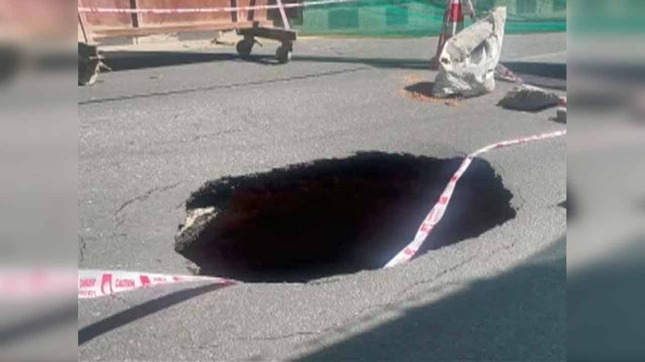 బెంగళూరులో రోడ్డుపై పెద్ద గుంత.. అందులోపడి బైకర్‌కు గాయాలు