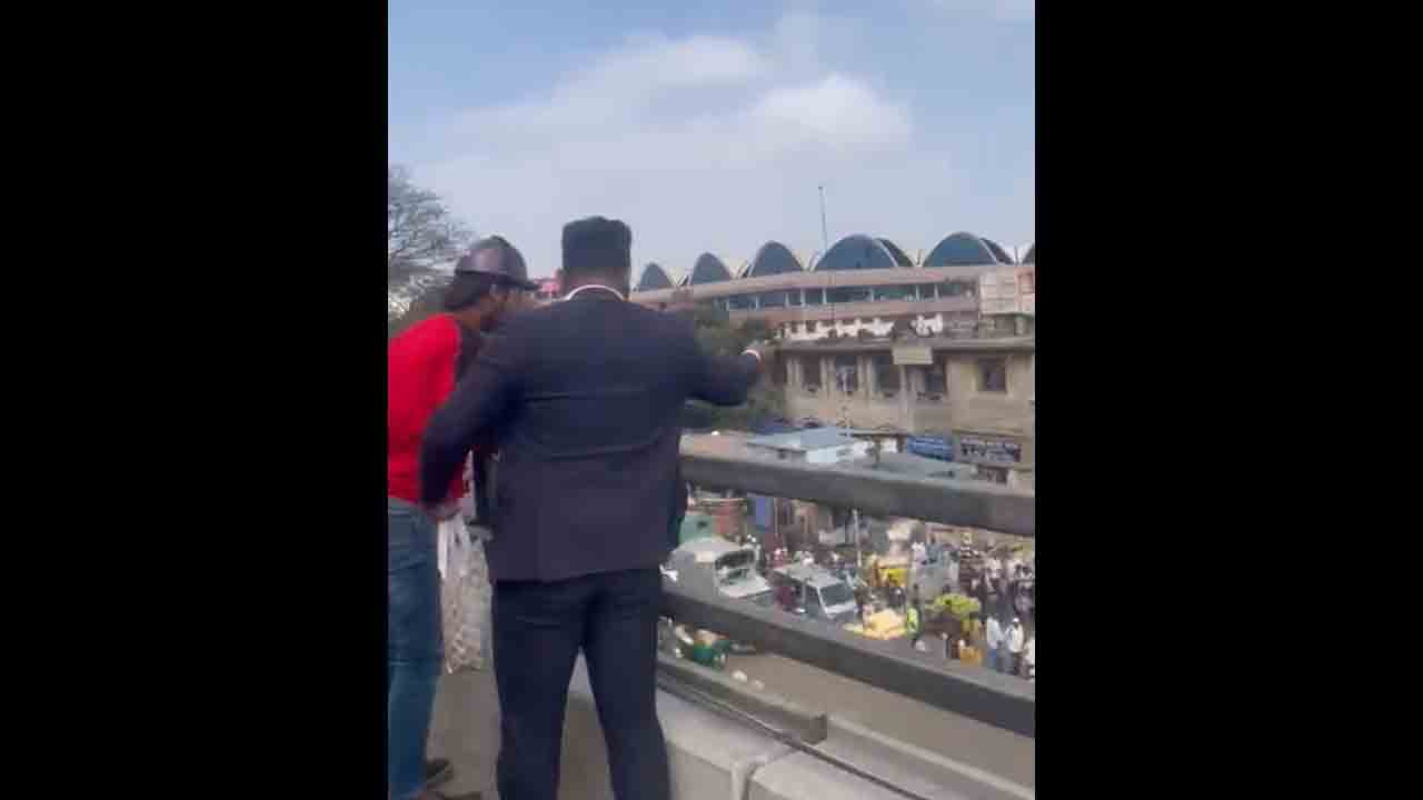 బెంగళూరులో నోట్ల వర్షం!