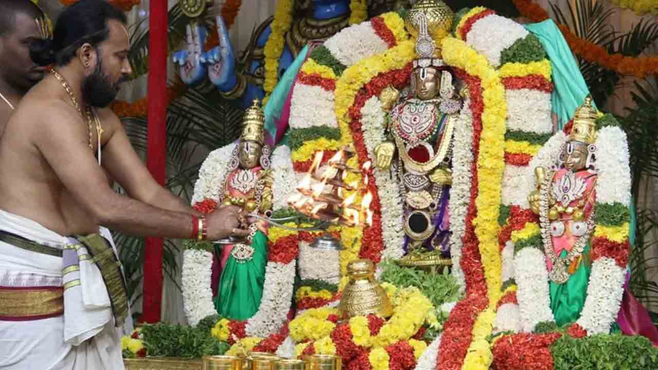 ముక్కోటి ఏకాదశి.. ఆలయాల్లో బారులుతీరిన భక్తులు