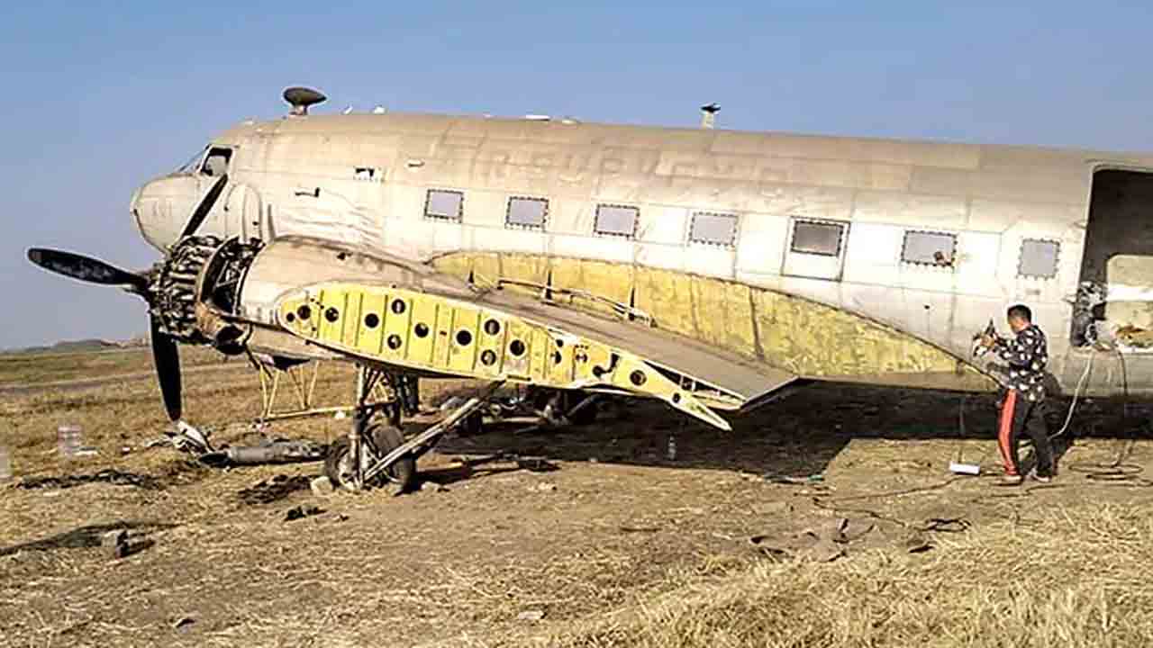 మూడు లారీల్లో.. బీజూ పట్నాయక్ విమానం తరలింపు