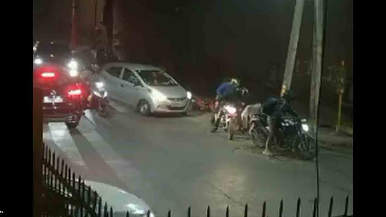 బైకులతో బైకును ఢీకొట్టి, తుపాకీతో కాల్చి.. దారిదోపిడీకి పాల్పడ్డ దొంగలు.. వీడియో