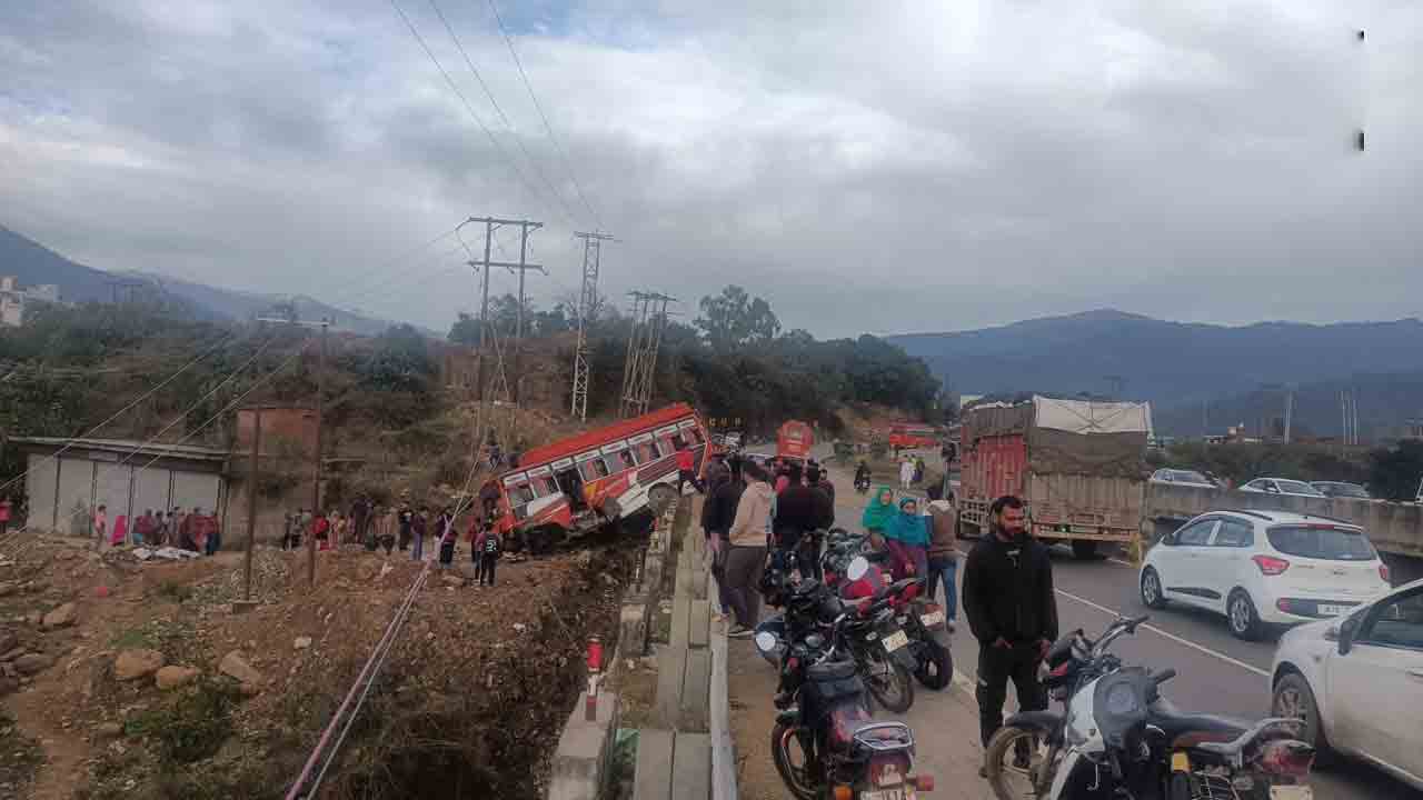 కల్వర్టును ఢీకొట్టి రివర్స్‌ తిరిగిన బస్సు.. పలువురు ప్రయాణికులకు తీవ్ర గాయాలు