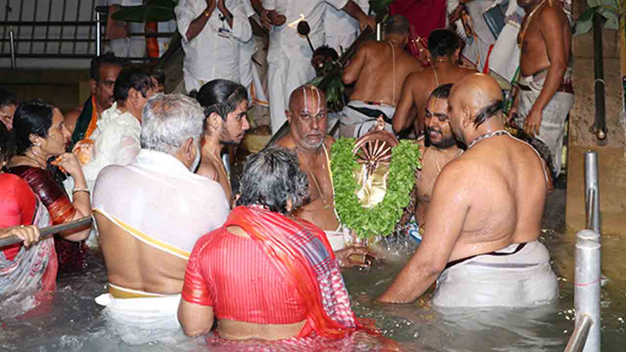 తిరుమలలో శాస్త్రోక్తంగా వైకుంఠ ద్వాద‌శి చక్రస్నానం
