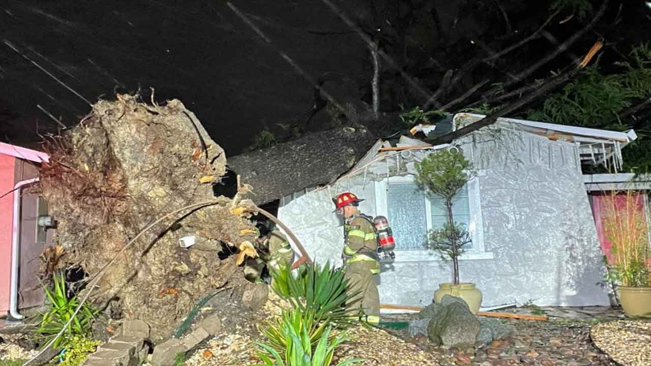 California storm | కాలిఫోర్నియాలో తుఫానుకు ఇద్దరు మృతి.. చీకట్లో మగ్గుతున్న వేలాది మంది