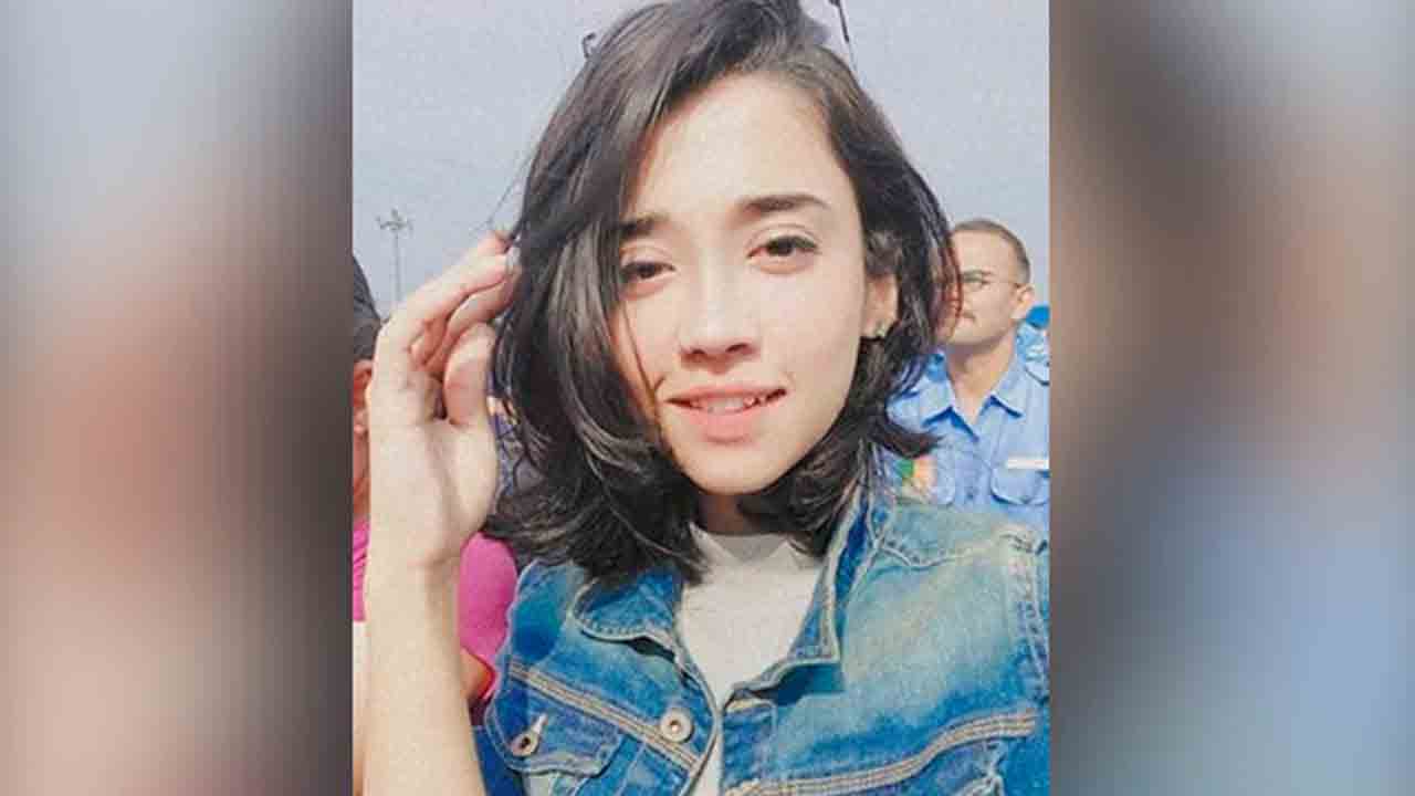 వీధి కుక్కలకు ఆహారం వేస్తున్న యువతిపైకి దూసుకెళ్లిన కారు