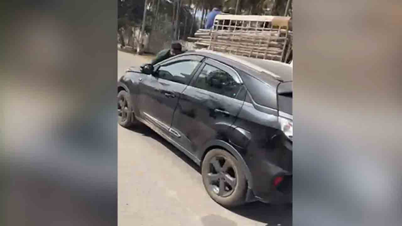 Viral Video | కారుతో యువకుడిని ఢీకొట్టి.. ఈడ్చుకెళ్లిన మహిళ..!