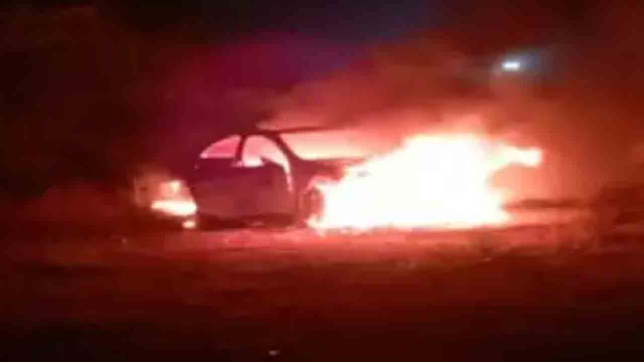 ప్రియురాలితో గొడవ.. 70 లక్షల లగ్జరీ కారును తగులబెట్టిన వైద్య విద్యార్థి