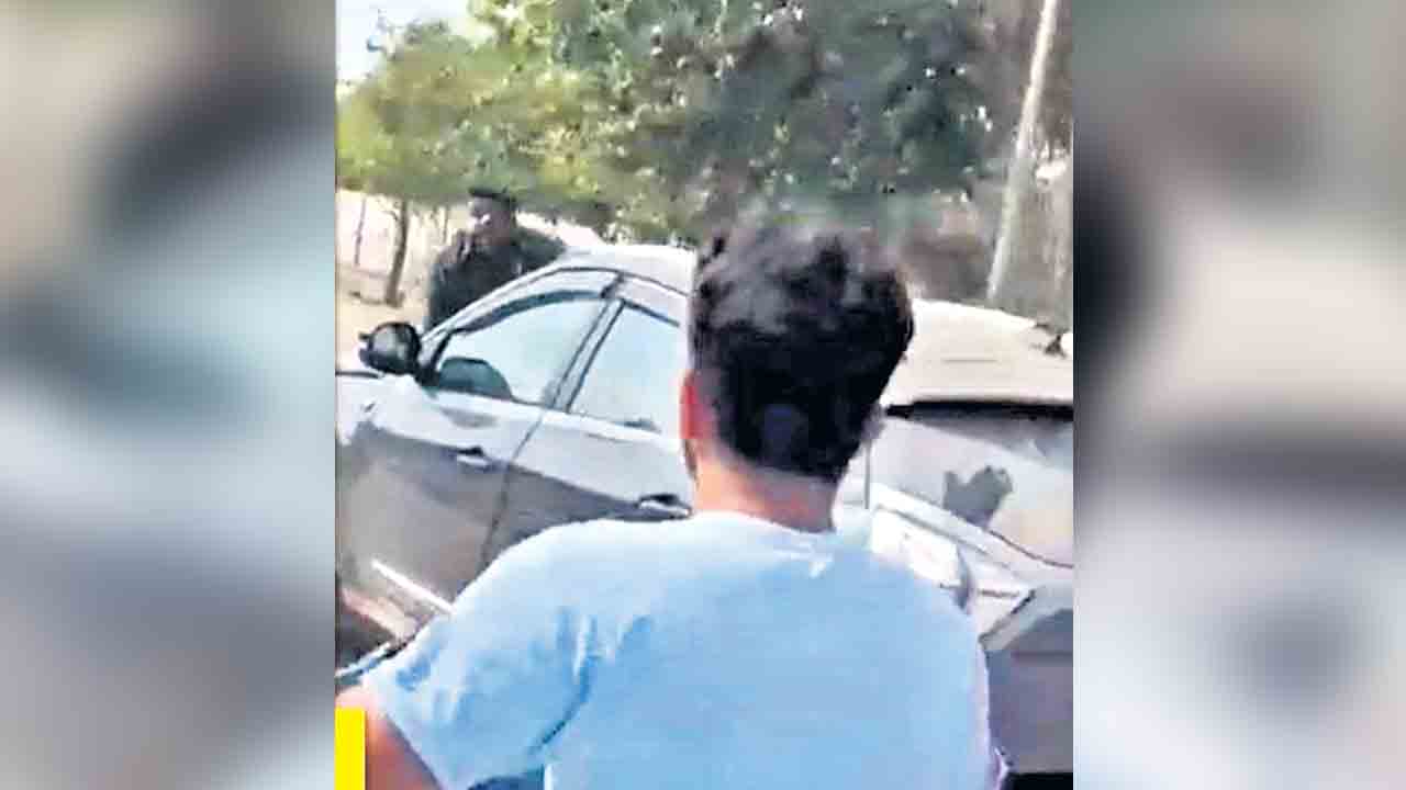 కారు బానెట్‌పై కిలోమీటరు ఈడ్చుకెళ్లి..