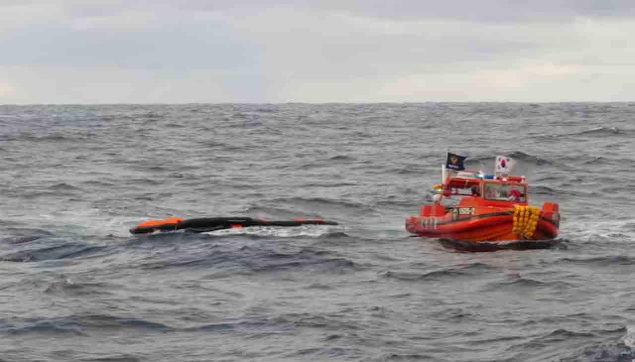 జపాన్‌, దక్షిణ కొరియా మధ్య మునిగిన కార్గో షిప్‌.. 8 మంది మృతి