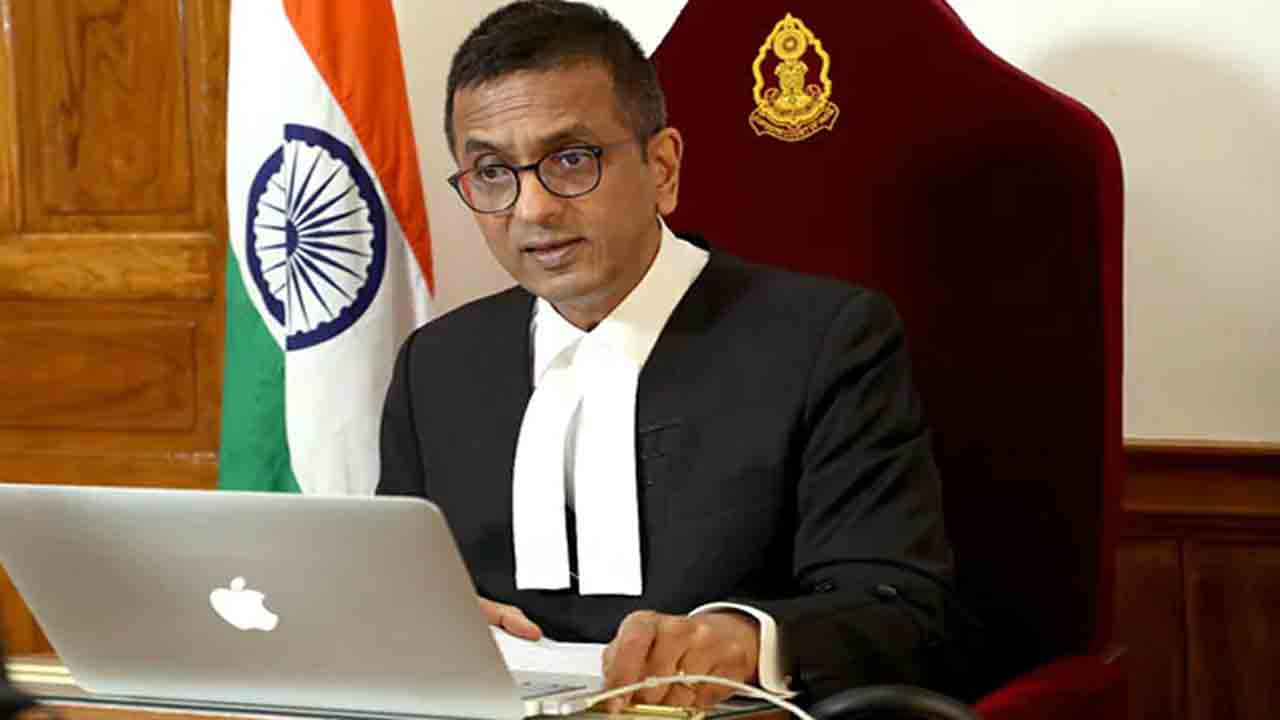 కుమార్తెలతో కలిసి సుప్రీంకోర్టుకు ప్రధాన న్యాయమూర్తి.. తన పని గురించి వారికి వివరణ