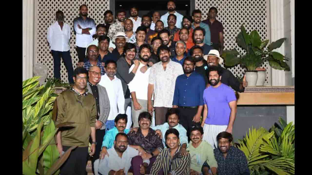 Chiranjeevi | బాస్‌ పార్టీ ఇక్కడ.. వాల్తేరు వీరయ్య టీంతో చిరంజీవి సెలబ్రేషన్స్