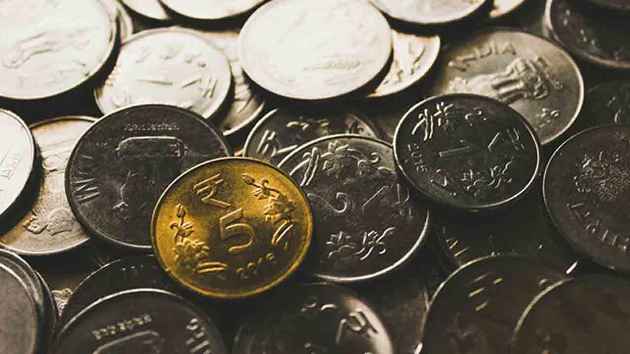 బ్యాంకులో రూ.2లక్షల విలువైన నాణేల చోరీ.. ఇద్దరు అరెస్ట్‌