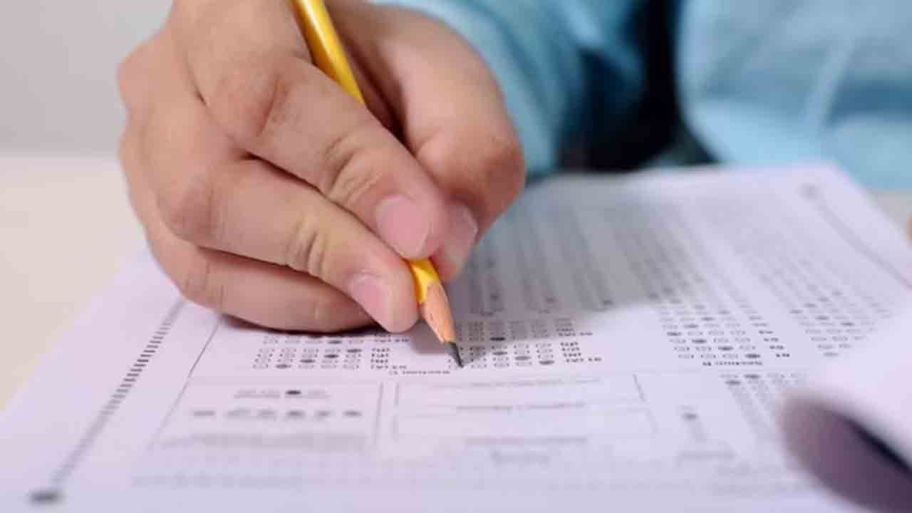 జూనియర్ క్లర్క్ ఎగ్జామ్‌ పేపర్‌ లీక్‌.. పరీక్ష వాయిదా, 15 మంది అరెస్ట్‌