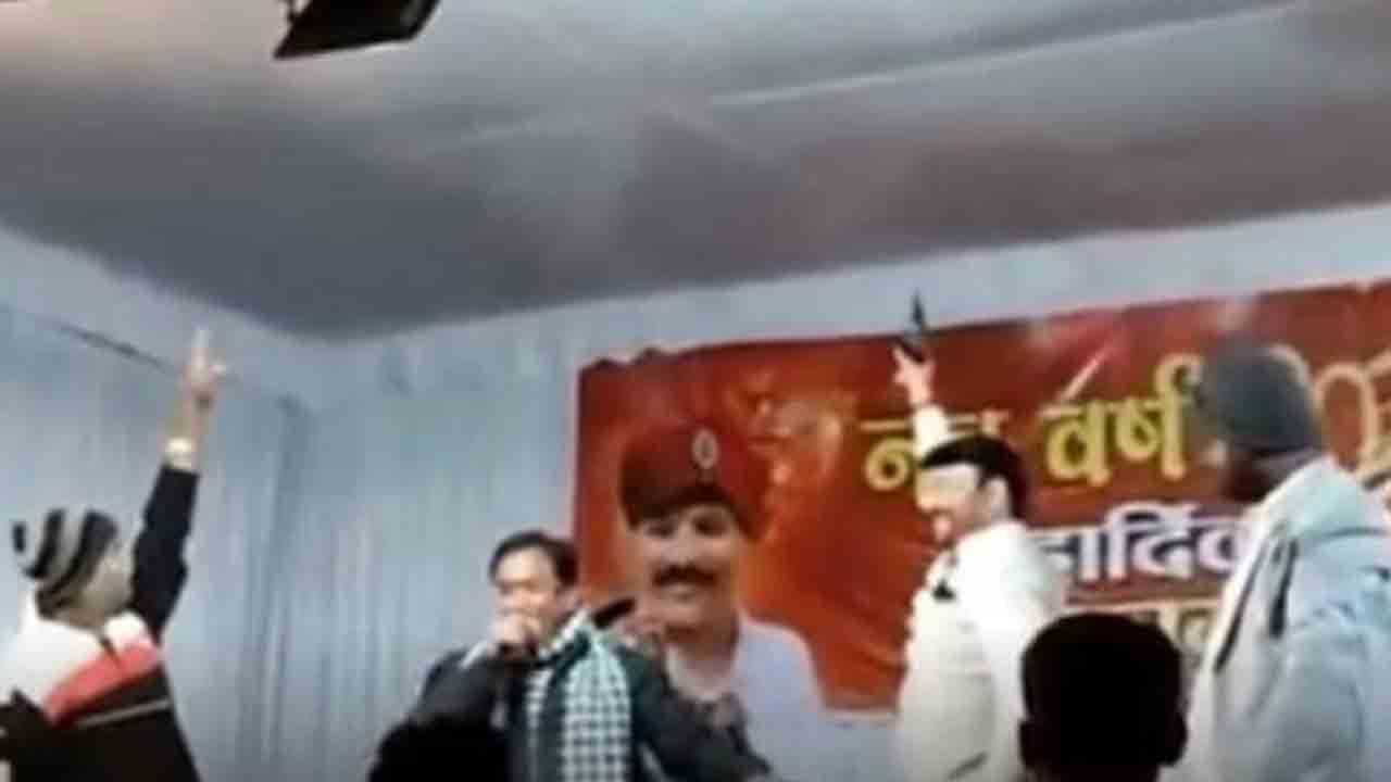 డ్యాన్స్‌ చేస్తూ గన్‌తో గాల్లోకి కాల్పులు జరిపిన కాంగ్రెస్‌ ఎమ్మెల్యే