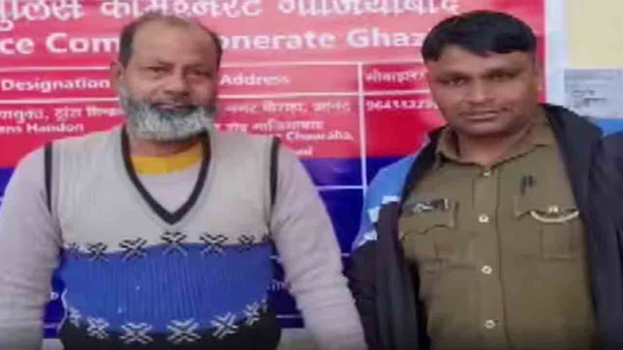 తయారు చేస్తున్న రోటీలపై ఉమ్మిన హోటల్‌ కుక్‌.. వీడియో వైరల్‌తో అరెస్ట్‌