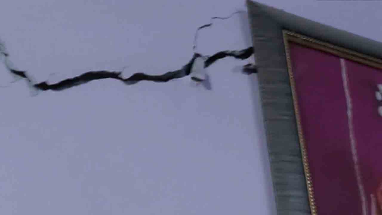 ఉత్తరప్రదేశ్‌లో పలు ఇళ్లకు పగుళ్లు.. స్థానికులు భయాందోళన