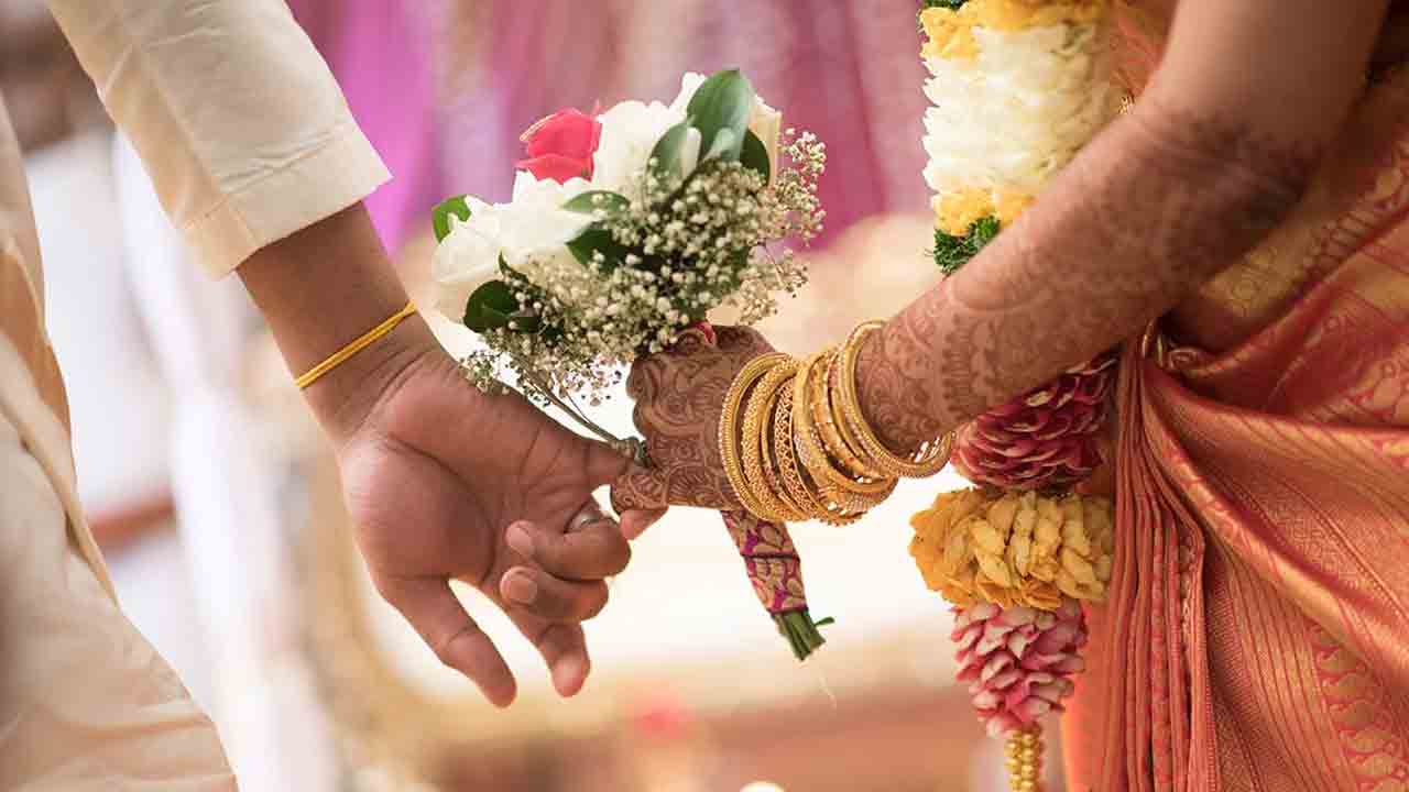 మెడలో కరెన్సీ దండతో గుర్రం ఎక్కబోయిన పెళ్లి కొడుకు.. దండ తెంపుకొని పారిపోయిన 14 ఏళ్ల బాలుడు..!