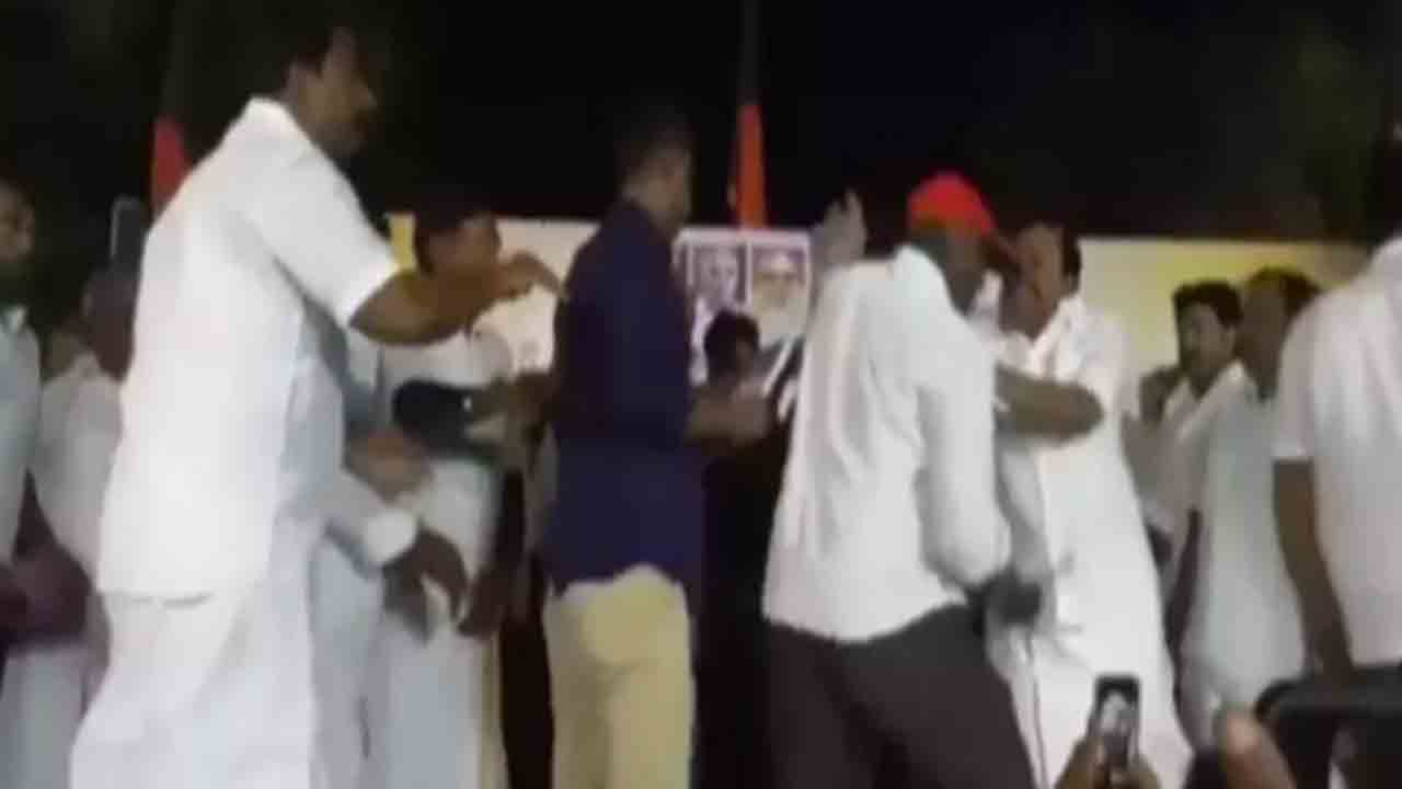 Watch: వేదికపై ఉదయనిధి ఉండగా.. పార్టీ కార్యకర్తను కొట్టిన డీఎంకే మంత్రి