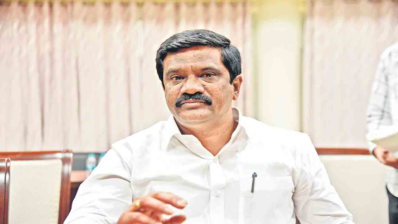 రాజకీయ స్వార్థం కోసం రైతులను రెచ్చగొడుతున్న బండి