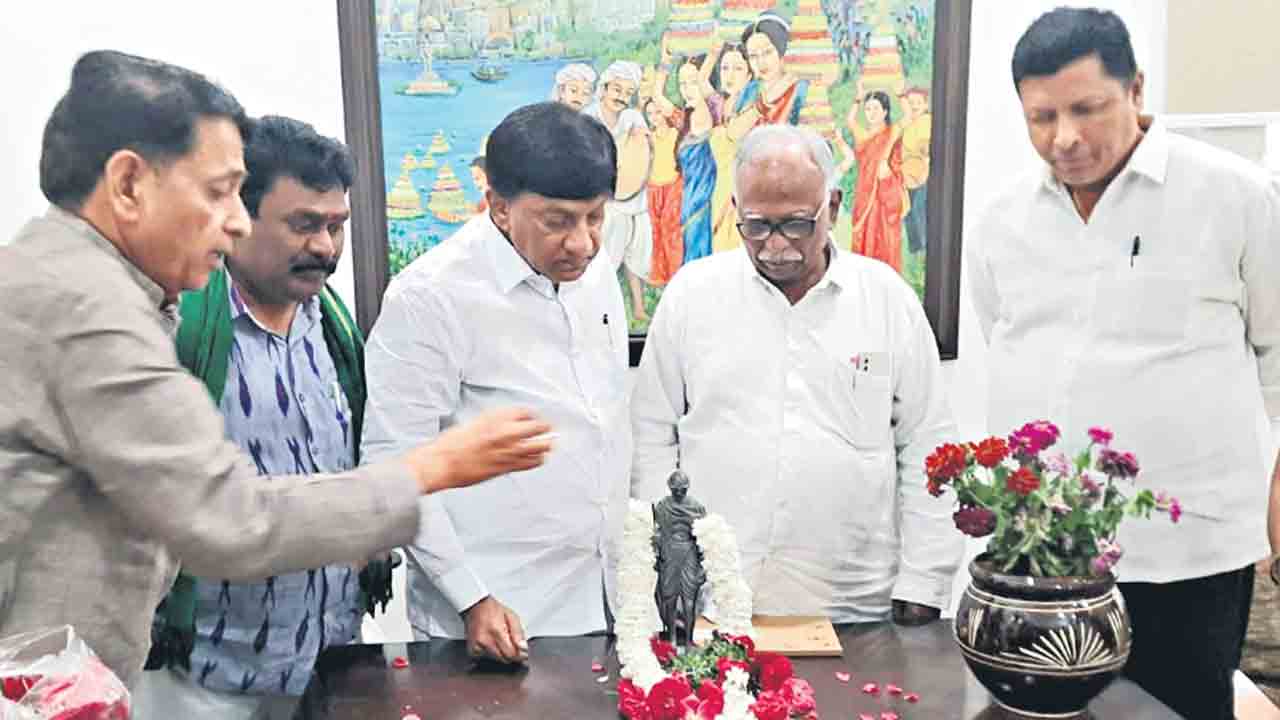 గాంధీ చరిత్రను వక్రీకరించే కుట్ర