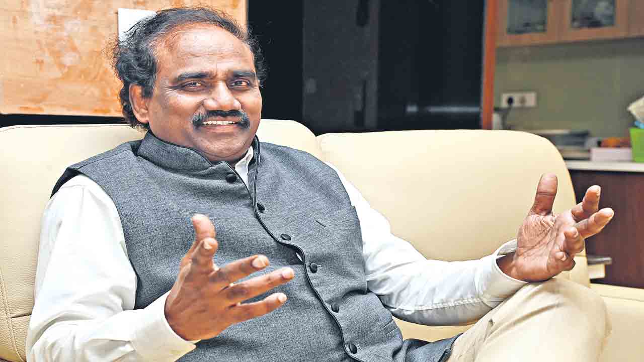 ఆంధ్రప్రదేశ్‌లో సంక్షోభం.. తెలంగాణలో సంక్షేమం