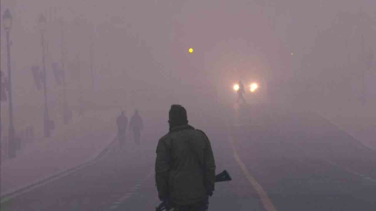 పొల్యూషన్ ఎఫెక్ట్‌.. ఢిల్లీలో ఆ కార్లపై నిషేధం