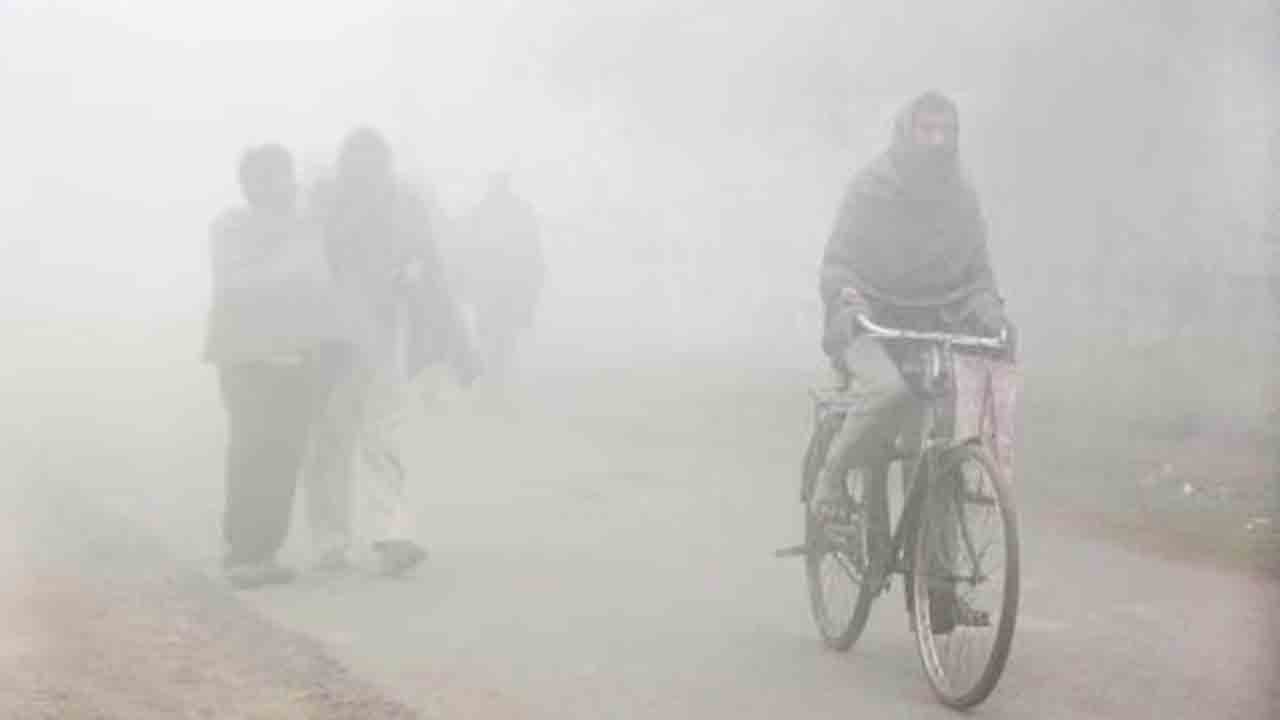 ఉత్తర భారతంపై చలి పంజా.. రాజధాని ప్రాంతాన్ని కమ్మేసిన పొగమంచు