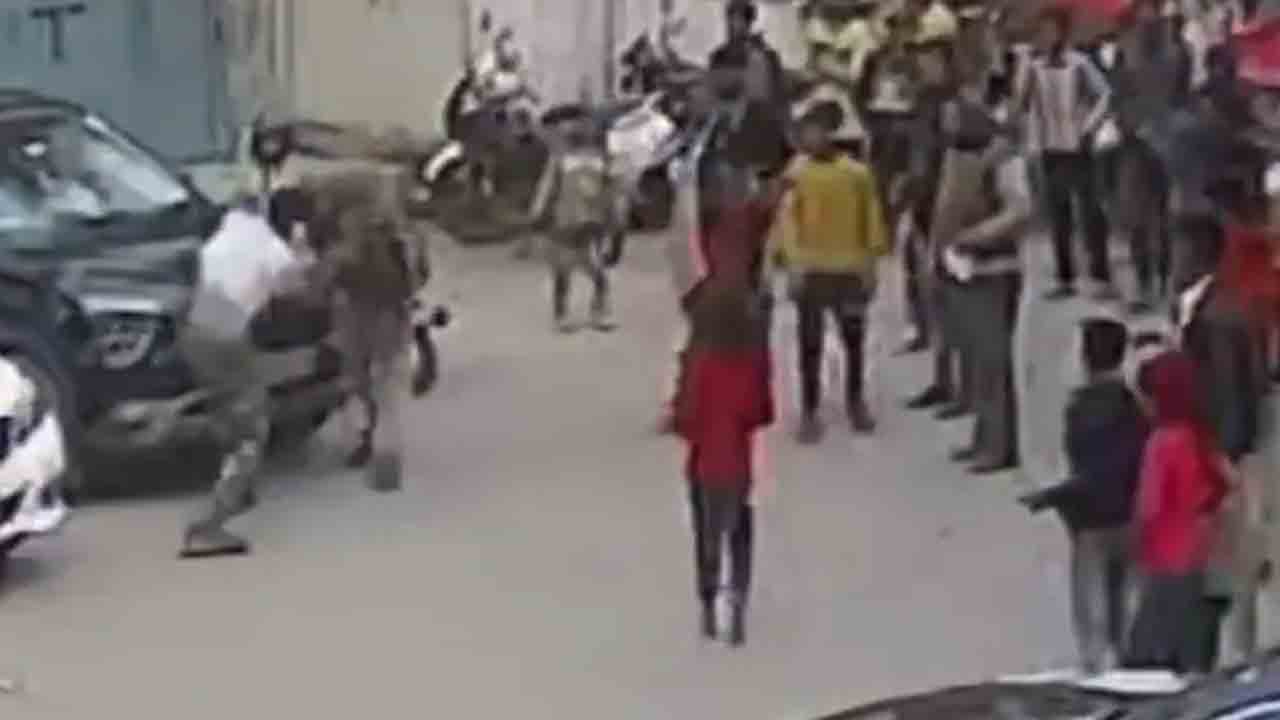 Watch: పోలీస్‌ను కత్తితో పొడిచి చంపిన దొంగ.. కళ్లప్పగించి చూసిన జనం