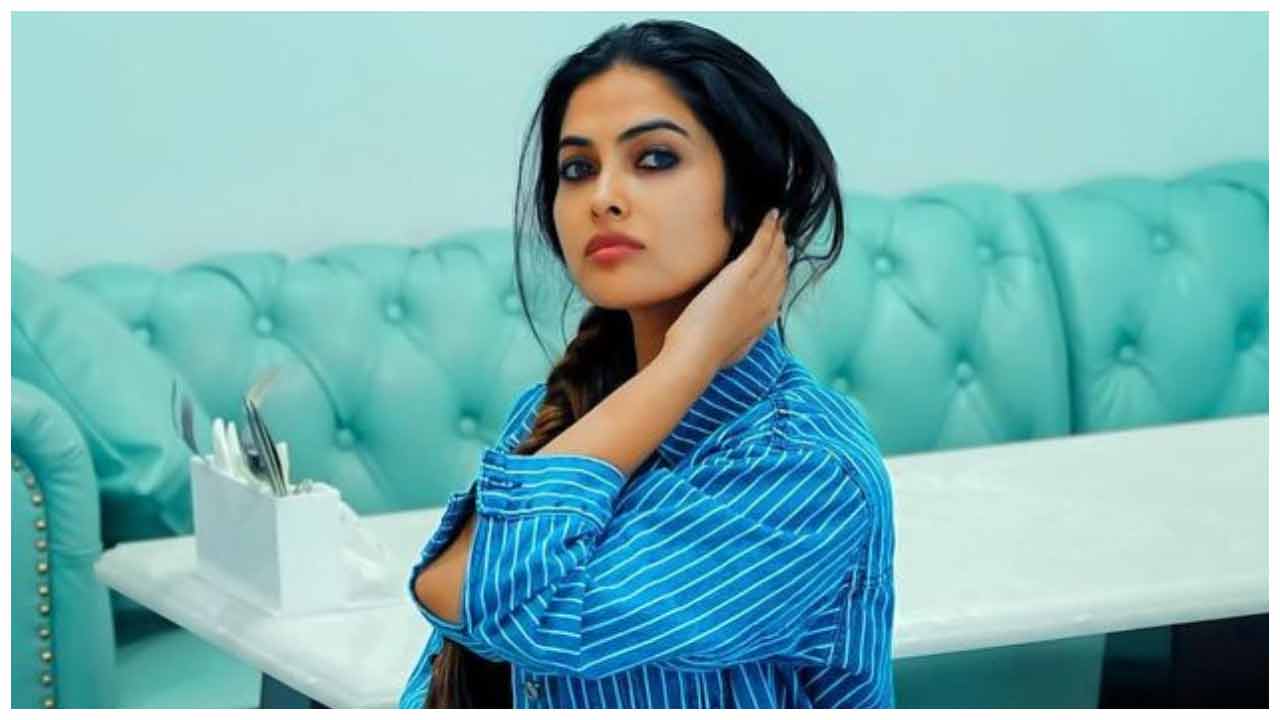 Divi Vadthya | మినీ నిక్క‌ర్‌లో కైపెక్కిస్తున్న దివి వాద్త్యా..