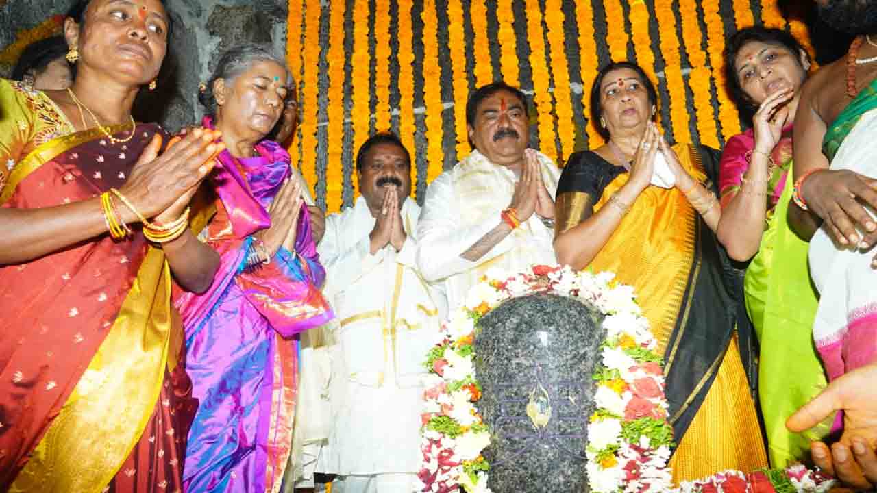 పర్వతగిరిలో వేద పండితుల మంత్రోచ్ఛారణల మధ్య లింగ పున:ప్రతిష్టాపన