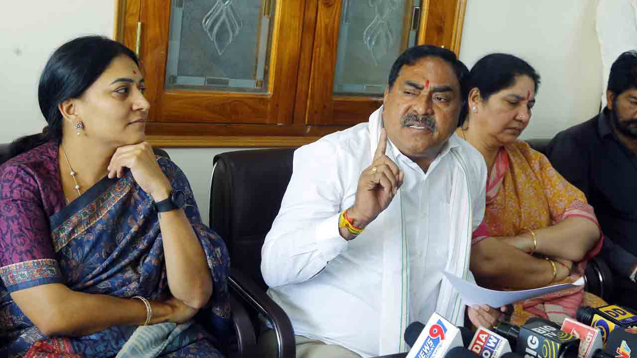 కిషన్‌రెడ్డి, రేవంత్‌రెడ్డి మూర్ఖులు