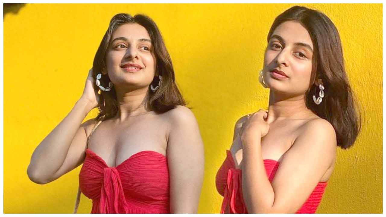 Esther Anil | ఎర్ర గులాబీలా అందాలు విరబోస్తున్న ఎస్తర్ అనిల్..