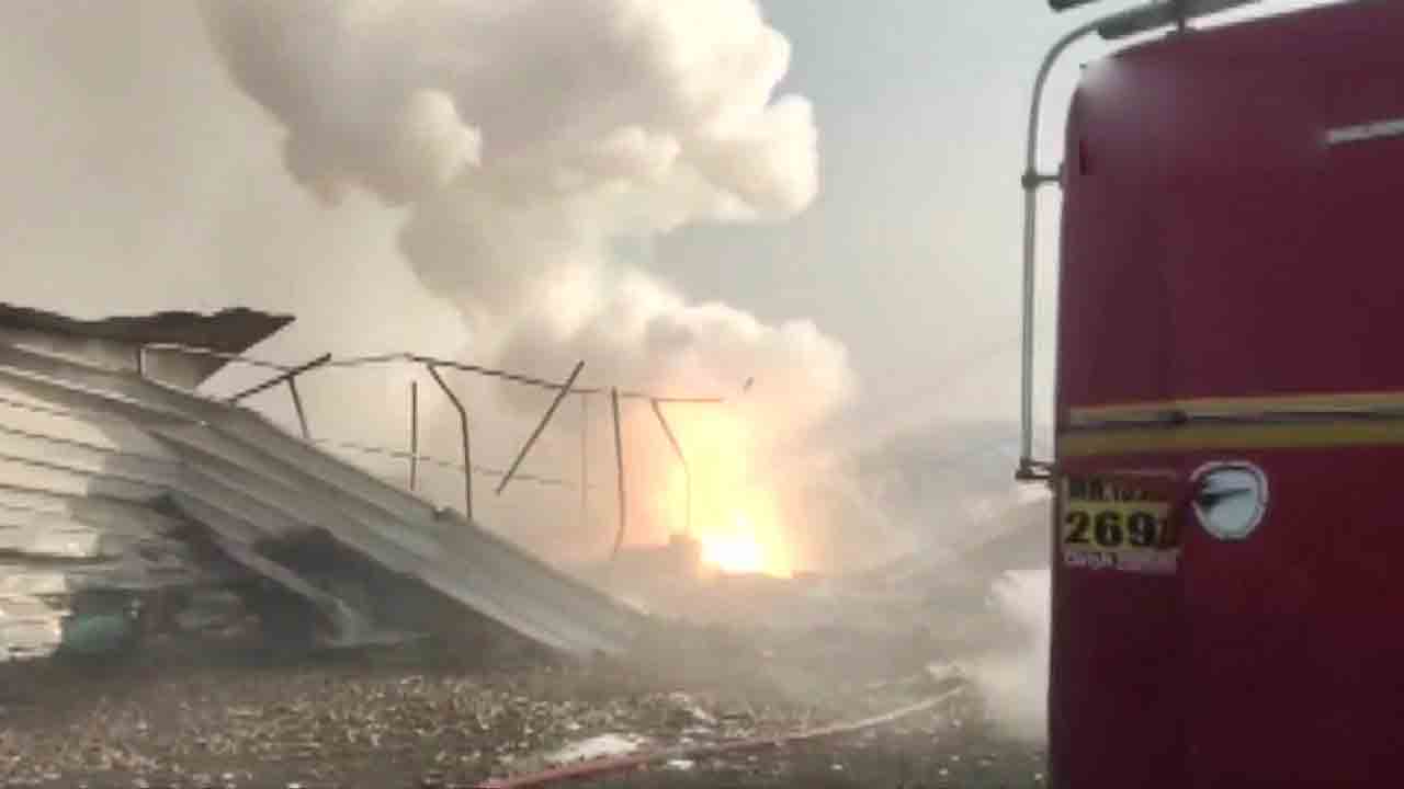 పటాకుల కర్మాగారంలో పేలుడు.. ముగ్గురు దుర్మరణం