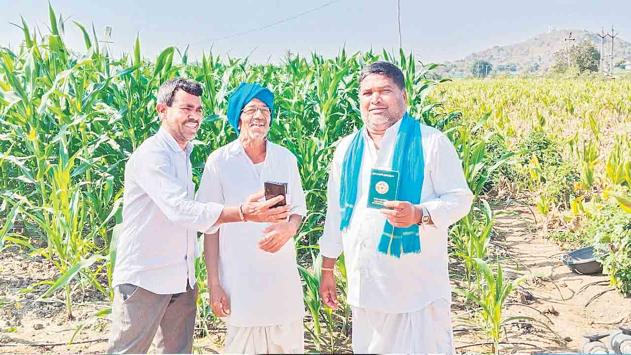 కేసీఆర్‌ లేకుంటే గిట్ల పైసలత్తుండెనా..