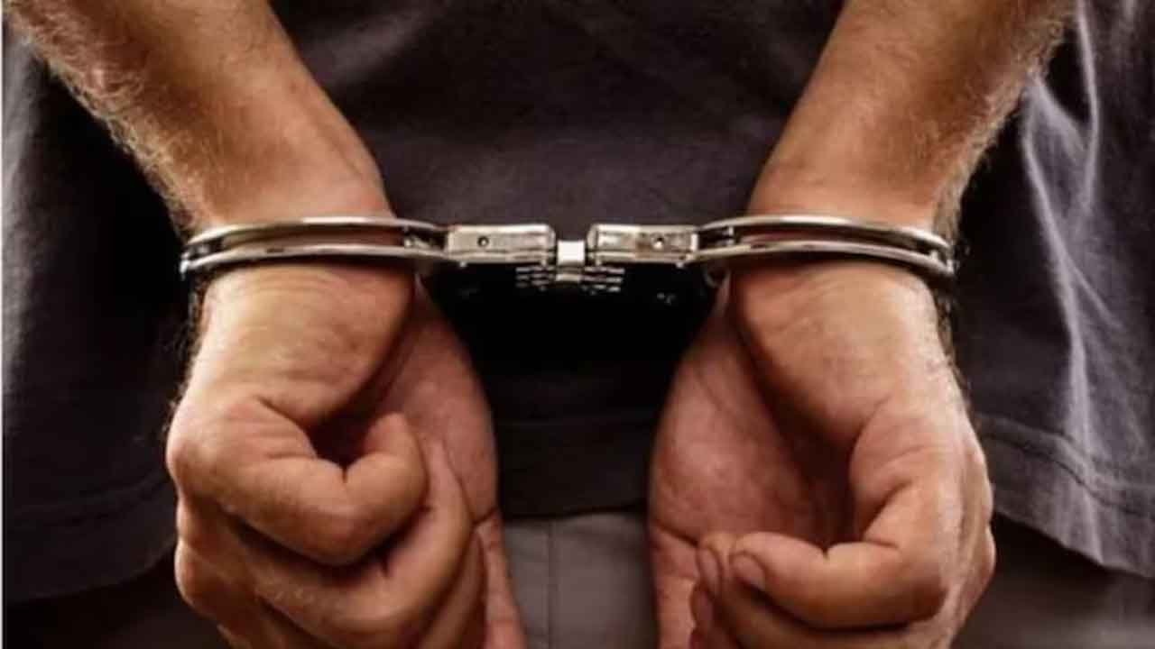 కూక‌ట్‌ప‌ల్లిలో మ‌సాజ్ పార్ల‌ర్‌ల‌పై దాడులు.. 13 మంది అరెస్ట్