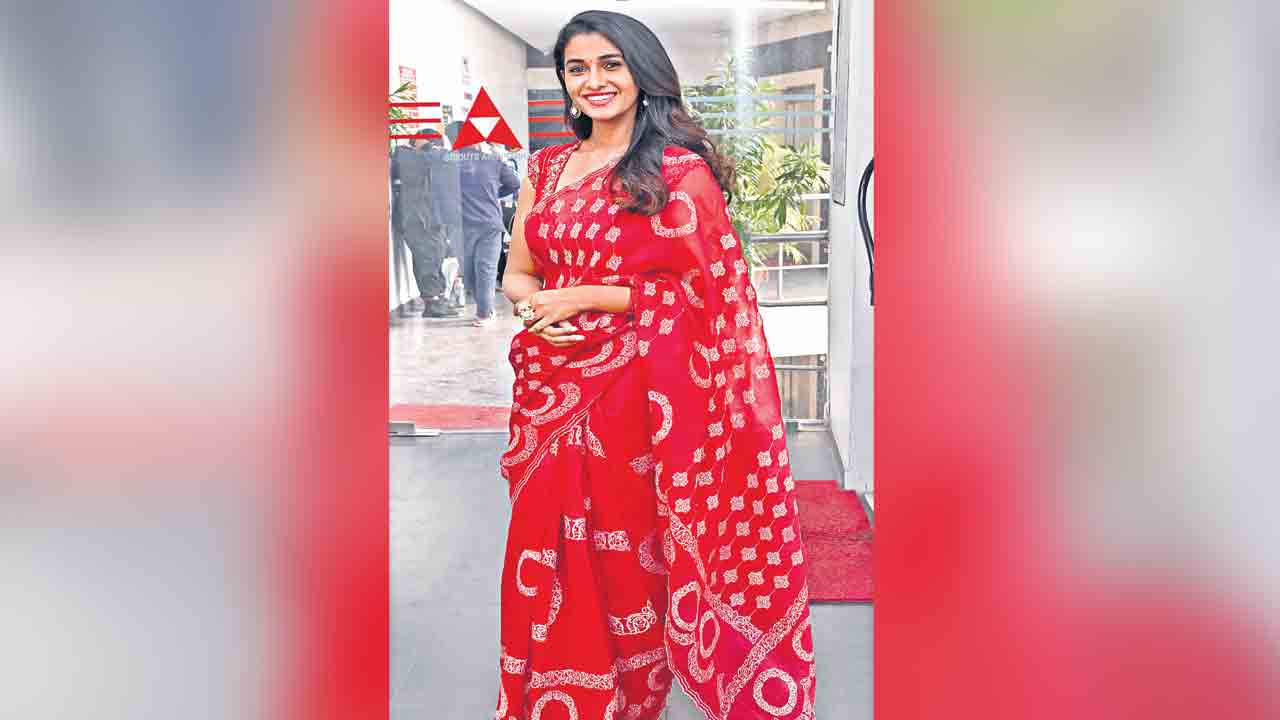 నిలువెత్తు కెంపు