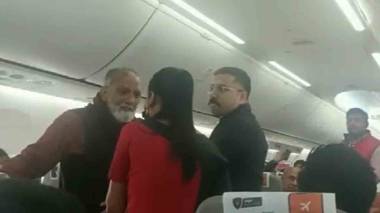 Fight in flight | ఢిల్లీ-హైదరాబాద్‌ ఫ్లైట్‌లో గొడవ.. సిబ్బందిని దూషించిన ప్రయాణికుడు.. వీడియో