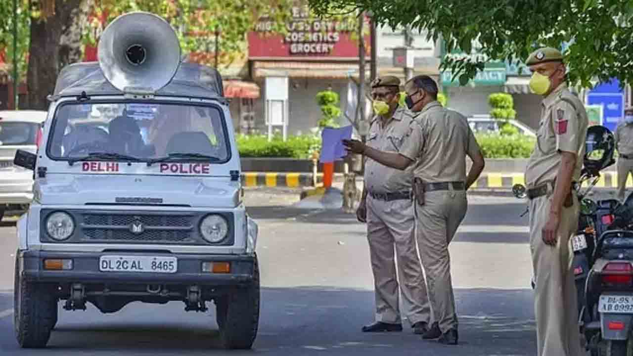 కుక్క మూత్రం పోసిందని దాని యజమానిపై యాసిడ్ దాడి.. కటకటాల వెనక్కి తండ్రీ ఇద్దరు కొడుకులు