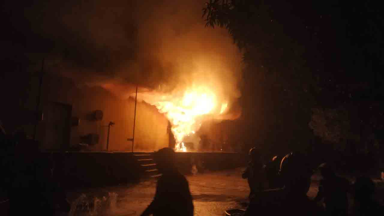 బాంబుల గోడౌన్‌లో అగ్ని ప్రమాదం.. ఎగిసిపడిన మంటలు..