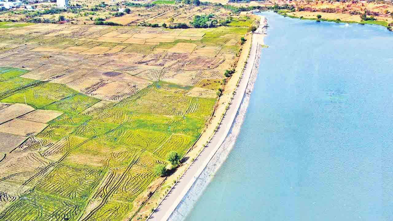 తటాకాలు.. పర్యాటక కేంద్రాలు