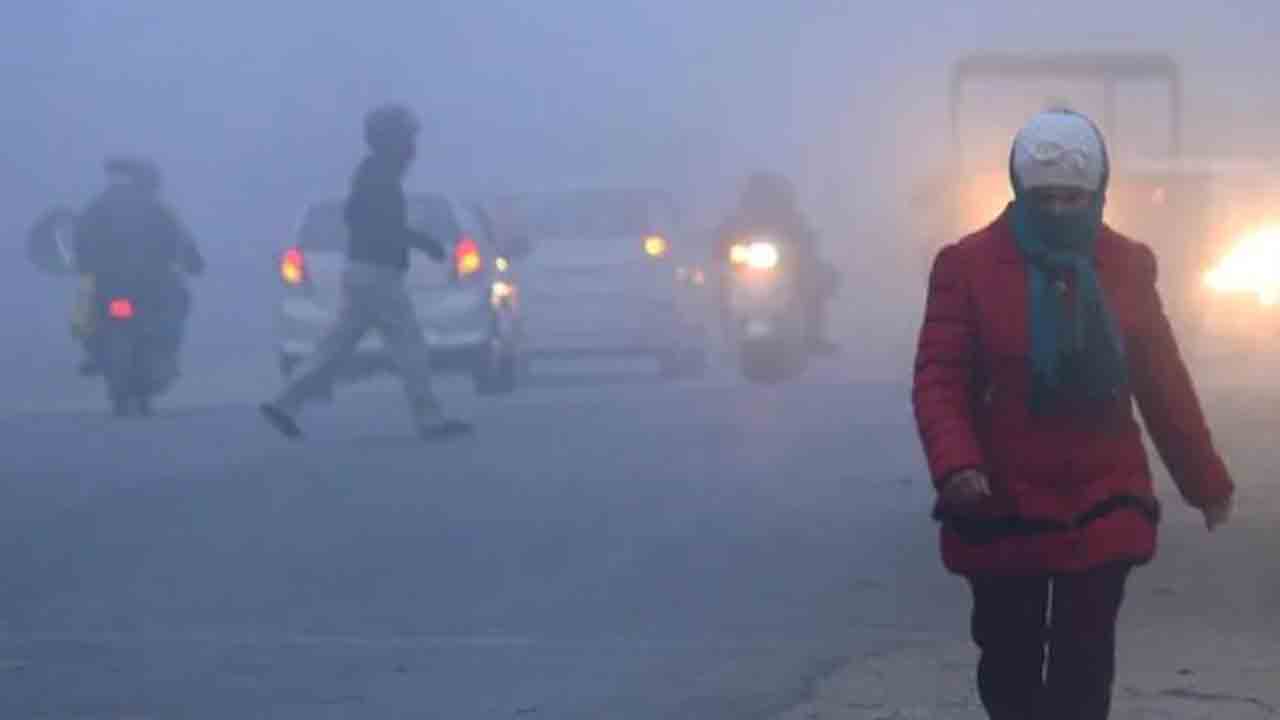 Fog In Delhi | చలి గుప్పిట్లోనే రాజధాని ప్రాంతం.. ఆలస్యంగా నడుస్తున్న పలు విమానాలు, రైళ్లు