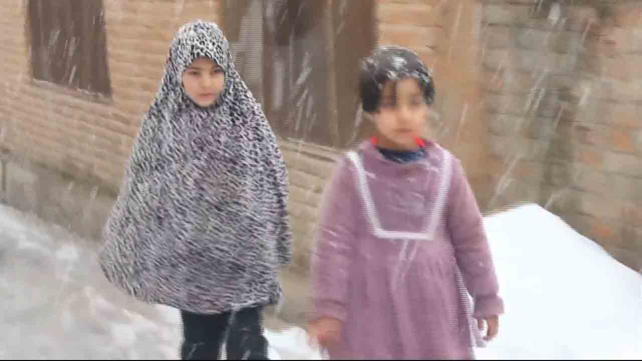 పూలు చల్లినట్లుగా మంచు జల్లు.. అనంతనాగ్‌లో ఫ్రెష్‌ స్నో ఫాల్‌..వీడియో