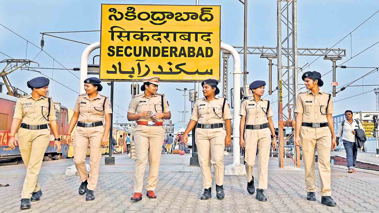 రైల్వే రుద్రమ్మలు!.. పోకిరీల పనిపడతారు