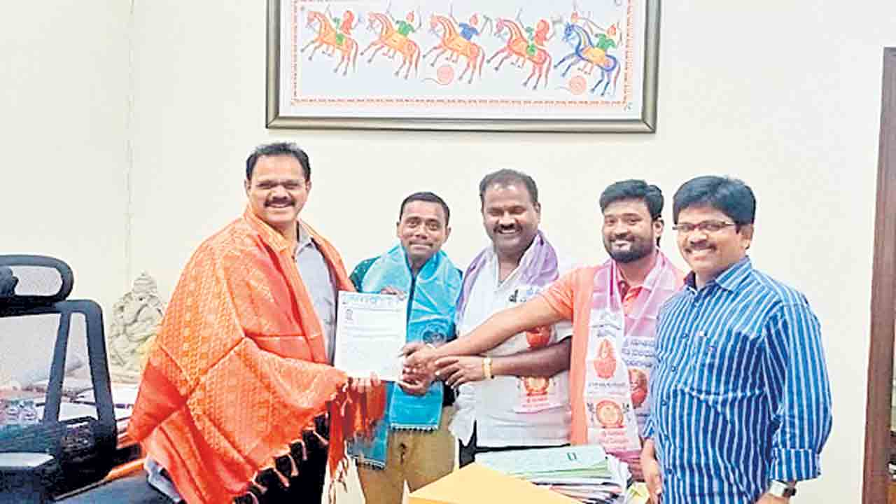 గౌడన్నలకు రాయితీపై వాహనాలు ఇవ్వాలి