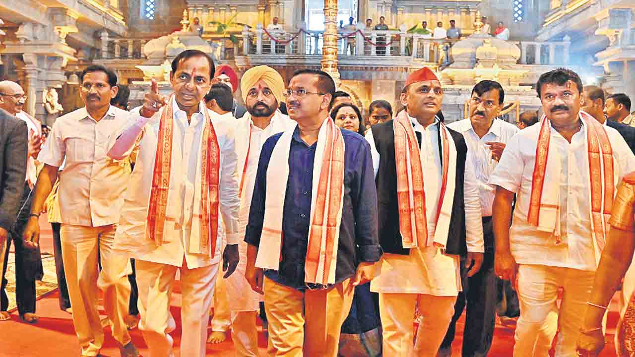 యాదగిరీశుడి సేవలో ముఖ్యమంత్రులు