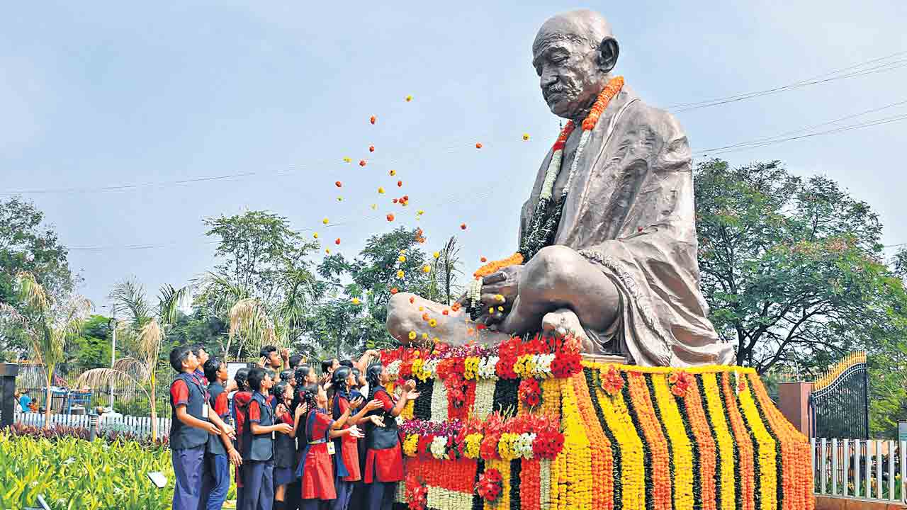 మహాత్ముడికి ఘన నివాళి