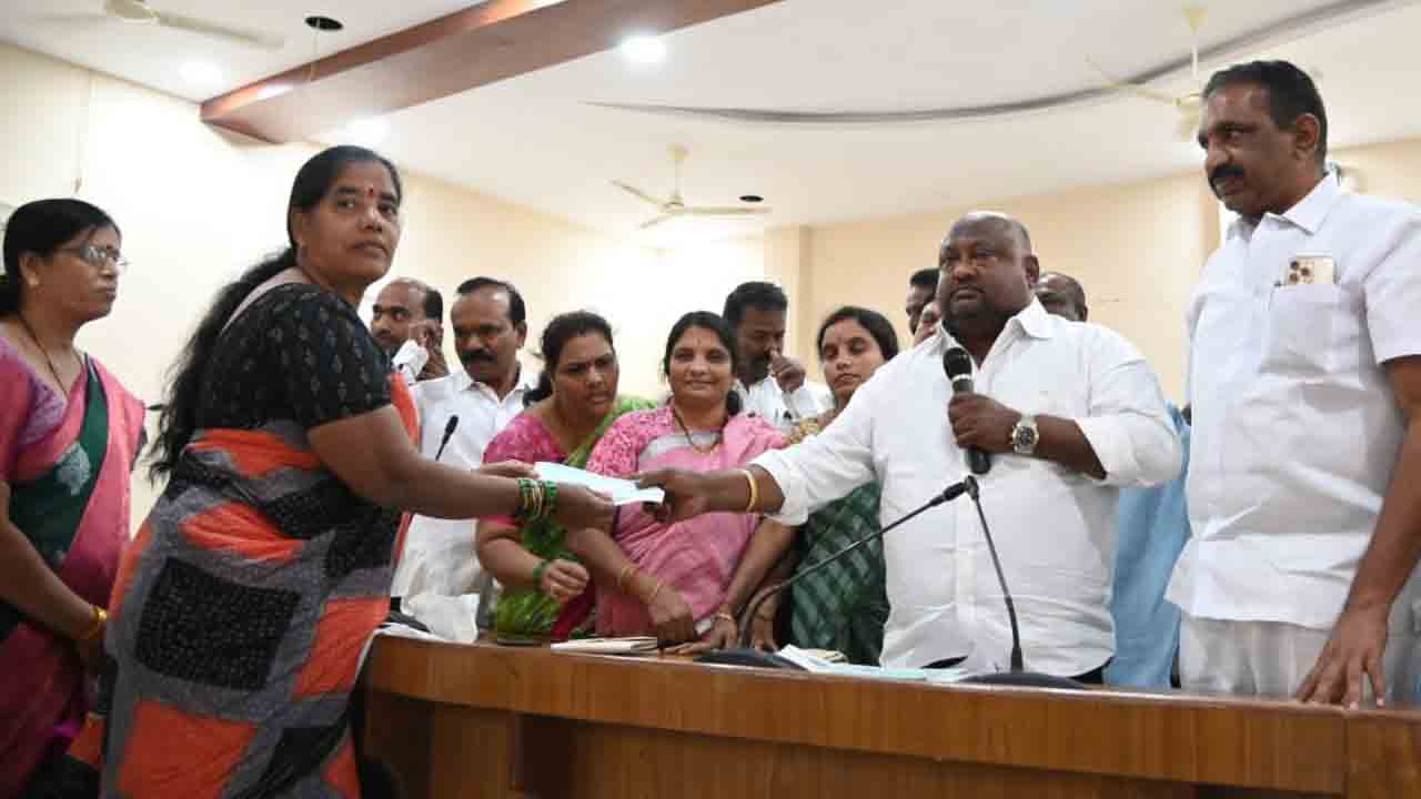 దేశంలో ఎక్కడాలేనివిధంగా తెలంగాణలో పథకాలు : మంత్రి గంగుల